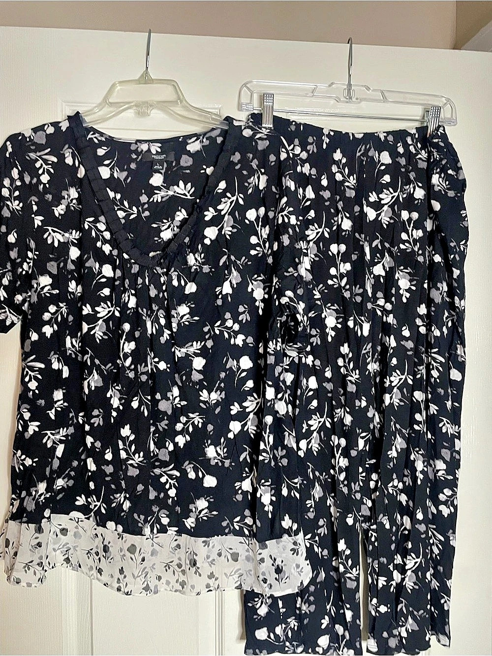Womens SIMPLY VERA Floral Black & White Pajama Set (NWOT)